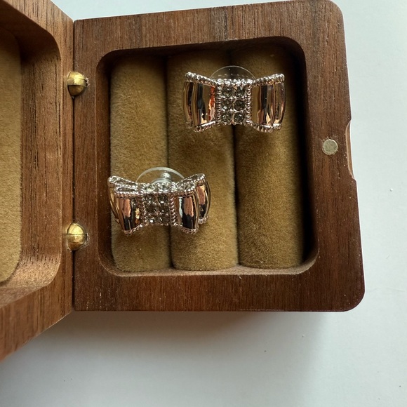 Kate Spade Silver Bow Earrings - Picture 1 of 2